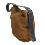 Cartera tipo bucket color marrón, confeccionada en cuero graneado con correa de cuero engrasado y hebilla metálica.