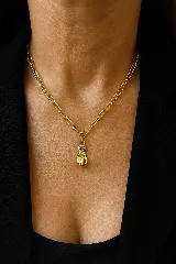 Collar dorado con cadena de eslabones y dije de mano protectora con detalles de circonitas negras.