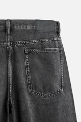 Pantalón de jean azul de corte recto, con cinco bolsillos, efecto lavado y cierre frontal con botones.