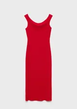 Vestido midi negro de tejido texturizado, con cuello barco y sin mangas.