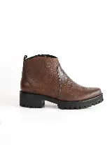 Bota corta color marrón de cuero texturizado, con cierre lateral y suela track negra.