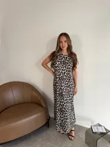Vestido largo de viscosa con estampado animal print de leopardo en tonos marrones y negros.