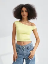 Top corto color amarillo, con escote asimétrico y un solo tirante ancho.