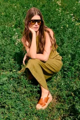 Sandalias de cuero color coñac, con tiras cruzadas en el empeine, pulsera al tobillo con hebilla y plataforma de yute.