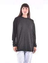 Remera negra de manga larga con textura acanalada.