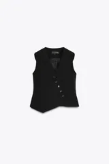 Chaleco negro de Zara Woman Collection, con escote pico y sin mangas. Presenta falsos bolsillos de vivo en el delantero, bajo asimétrico y cierre frontal cruzado con botones.