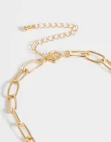 Collar corto con cadena dorada de eslabones alargados y dijes de frutas con strass de colores.