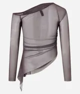 Blusa de manga larga confeccionada en tule color marrón con estampado abstracto. Presenta escote asimétrico, transparencia en mangas y espalda, fruncido lateral y bajo asimétrico.