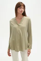 Blusa de viscosa con cuello mao y abertura frontal con botones. Presenta un estampado de rayas verticales finas en tonos azul claro, blanco, marrón y azul oscuro.