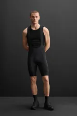 Musculosa deportiva negra de ciclismo, ajustada al cuerpo, con cuello redondo y sisa.