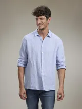 Camisa negra de lino, de manga larga y corte clásico.