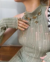 Anillo dorado con diseño irregular que simula un pétalo.