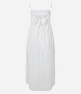 Vestido midi blanco con tirantes finos y escote cuadrado. Presenta bordados de caracolas en el busto y lazo en la espalda.