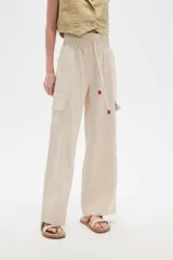 Pantalón cargo color beige de viscosa, tiro alto, corte recto y bolsillos laterales.