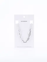 Collar plateado con cadena de eslabones grandes.