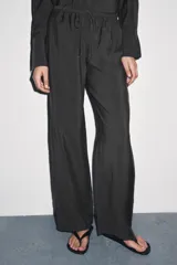 Pantalón de tiro medio con cintura elástica ajustable con cordones y pierna ancha.