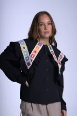 Camisa color crema con cuello Claudine y bordado de crochet multicolor.