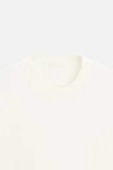 Camiseta celeste de punto con hilatura de mezcla de algodón, corte relaxed fit, cuello redondo, manga corta y acabados en rib.