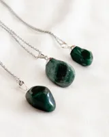 Collar con cadena de acero plateado y dije de piedra natural verde en forma de gota.