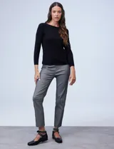 Buzo de tejido fino, color beige, con mangas tres cuartos estilo raglán.