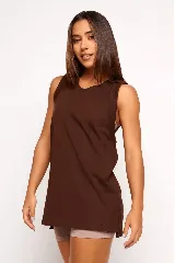 Musculosa marrón de corte amplio y sisas grandes.