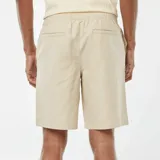Bermudas color beige con cintura elástica y cordones.