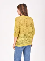 Buzo de tejido de punto calado color negro, con escote en V y mangas 3/4.