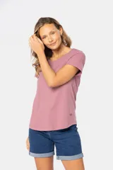 Remera de manga corta y cuello redondo, color rosa viejo, con calce holgado.