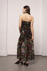 Vestido largo negro de gasa con estampado de cerezas y lurex, con punto smock en el busto.