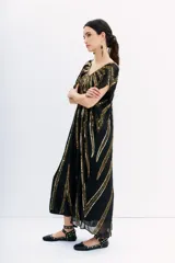 Vestido largo tipo kaftan color negro, con escote en V y mangas cortas. Confeccionado en georgette con bordados de lentejuelas doradas. Incluye viso con escote en V, puntilla y breteles regulables.