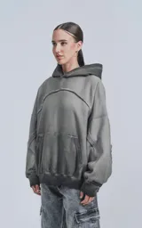 Hoodie gris con efecto desgastado, capucha con cordones ajustables, bolsillo tipo canguro y puños ajustados.