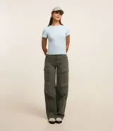 Blusa color beige de viscosa con elastano, de manga corta, cuello redondo, textura acanalada y bajo ondulado.