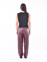 Pantalón de cuero color bordó, de corte recto y tiro alto.