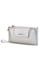 Billetera larga color plateado metalizado con textura, cierre de solapa con broche a presión y correa de mano desmontable. Posee múltiples compartimentos internos y un bolsillo con cierre para monedas.