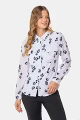 Blusa tipo camisa blanca de manga larga con botones nacarados ocultos.