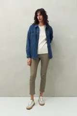 Pantalón chupín negro de tiro medio con textura similar al denim.