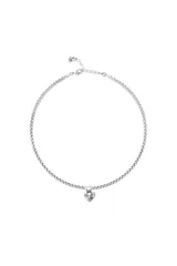 Collar de aleación de metales bañado en plata de ley con cadena de eslabones trenzados y un pequeño dije de corazón liso.