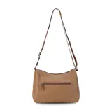 Bandolera de material símil cuero color beige, con forma curva y múltiples bolsillos frontales con cierre. Posee una correa ancha de tela con franjas beige y blanca, ajustable mediante hebilla metálica.