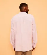 Camisa celeste de lino con cuello camisero, abotonadura frontal y mangas largas.