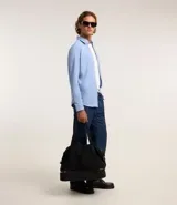 Camisa de vestir celeste en modelo slim fit, con cuello inglés, abotonada adelante, de manga larga con botones en los puños. Confeccionada con tecnología easy care performance que permite mayor elasticidad, secado rápido y menos arrugas.