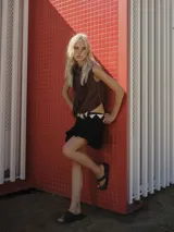 Falda corta estilo 'balloon' o bombacha de vestir, color rojo vibrante, con cintura marcada y volumen en el ruedo.