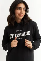 Hoodie gris con capucha y cordones ajustables. Estampado frontal con la palabra 'OTHERSIDE' y las siglas 'OTH' en azul marino.