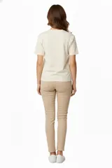 Remera blanca de algodón con estampado de plato con sardinas y texto en color lila.