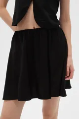 Minifalda negra de viscosa con cintura elastizada.