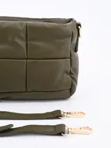 Bandolera acolchada color verde militar con diseño de cuadrados.