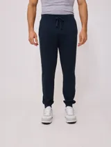 Pantalón deportivo tipo jogging color gris, confeccionado en 60% algodón y 40% poliéster, con cintura elástica ajustable con cordón.