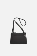 Bandolera negra fabricada en tejido técnico con correa ajustable. Tiene un compartimento principal con cierre de cremallera, un bolsillo interior con cremallera y un bolsillo frontal con cremallera y detalle de arnés.