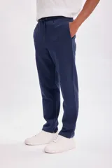 Pantalón de jogging azul marino, corte recto, con cintura elástica ajustable con cordón y bolsillos laterales.