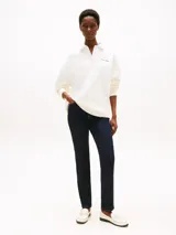 Pantalón de jean azul oscuro de corte slim y tiro medio, confeccionado en tejido denim ligeramente elástico.