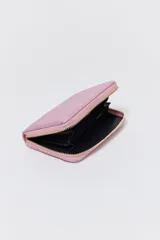 Billetera pequeña rectangular color rosa con acabado brillante y cierre de cremallera dorada.